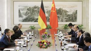 Bundesaußenminister Sigmar Gabriel (SPD, links) und sein chinesischer Amtskollege, Wang Yi (3.v.r), unterhalten sich während eines bilateralen Treffens. Foto: POOL Reuters/AP