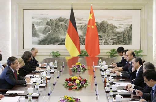 Bundesaußenminister Sigmar Gabriel (SPD, links) und sein chinesischer Amtskollege, Wang Yi (3.v.r), unterhalten sich während eines bilateralen Treffens. Foto: POOL Reuters/AP