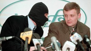 Der damalige Geheimdienst-Oberst Alexander Litwinenko und ein maskierter Kollege bei einer Pressekonferenz im Jahre 1998. Foto: dpa