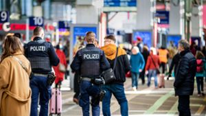 Am Stuttgarter Hauptbahnhof hat ein 38-Jähriger Polizisten bedroht. (Symbolbild) Foto: dpa/Christoph Schmidt