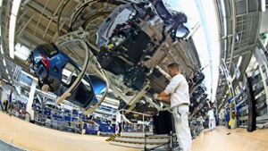 Ein VW-Mitarbeiter in der Produktion in Wolfsburg: Die Produktionskosten des Konzerns sind vergleichsweise hoch. Foto: dpa