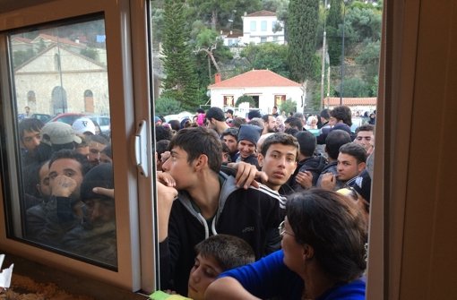 Flüchtlinge drängen sich auf Samos (Griechenland) an einer Essensausgabe. Täglich werden auf Samos derzeit 3500 Portionen Essen in Plastikschalen verteilt, doch das reicht bei Weitem nicht aus. Foto: dpa