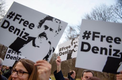 Bürger demonstrierten vor der türkischen Botschaft in Berlin für die Freilassung Deniz Yücels. Foto: dpa