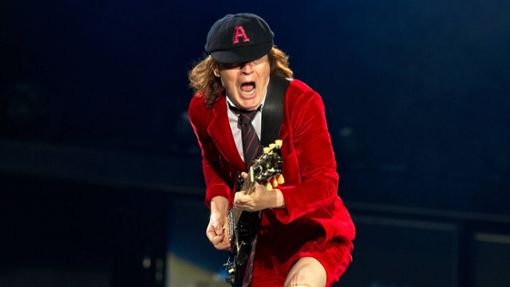 Angus Young – Gitarrist der Band AC/DC – bei einem Auftritt im Jahr 2015 Foto: imago/isslerimages