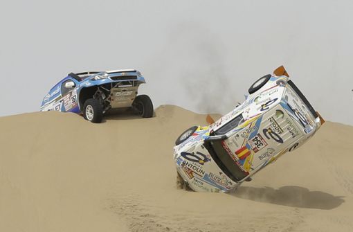Geschüttelt, nicht gerührt: Der Mitsubishi von Cristina Gutierrez Herrero und Copilot Gabriel Moiset Ferrer überschlägt sich beim Überqueren der tückischen Sanddünen. Beide blieben unverletzt. Foto: AP