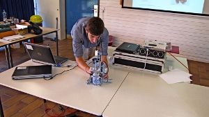 Ein Flaschenöffner aus Legosteinen: Junge Tüftler haben auch einen Roboter entwickelt, der einen Deckel abschrauben kann. Foto: Cedric Rehman