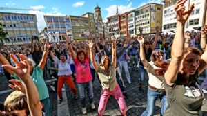Begeisterung ohne Grenzen: Stuttgarter tanzen auf dem Marktplatz unter Anleitung von Eric Gauthier, der für sein Festival „Colours“ wirbt. Foto: Lichtgut/Leif Piechowski