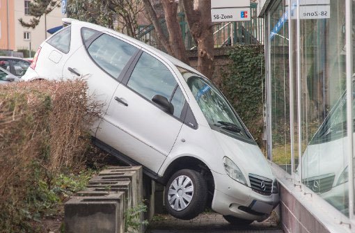 Das hätte auch ins Auge gehen können: In Stuttgart-Münster hat eine 84-Jährige Probleme beim Einparken. Foto: www.7aktuell.de | Frank Herlinger