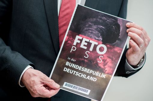 Der niedersächsische Innenminister Boris Pistorius (SPD) hält während einer Pressekonferenz in Hannover den Titel einer Liste, die der türkische Geheimdienst am Rande der Münchner Sicherheitskonferenz dem Bundesnachrichtendienstes (BND) übergeben hat. Foto: dpa