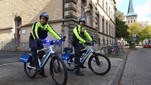 Henner Salow (links) und Dennis Boddenberg auf ihren E-Bikes: Die blauen Blitzlichter befinden sich am Lenker und an der Seite, das Martinshorn  steckt in der hinteren Seitentasche Foto: Steve Przybilla