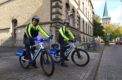 Henner Salow (links) und Dennis Boddenberg auf ihren E-Bikes: Die blauen Blitzlichter befinden sich am Lenker und an der Seite, das Martinshorn  steckt in der hinteren Seitentasche Foto: Steve Przybilla