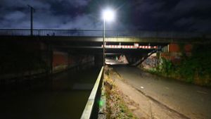 Der Ernst-August-Kanal unter Bahnbrücken an der Straße Foto: dpa/Jonas Walzberg