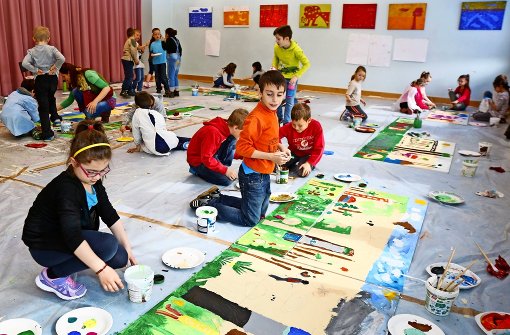 Für den Schwäbischen Albverein ist die Aktion mit den  Schülern und Kindergartenkindern der Auftakt für „mehr und mehr Kunst“ im Uhlbergturm. Foto: Thomas Krämer
