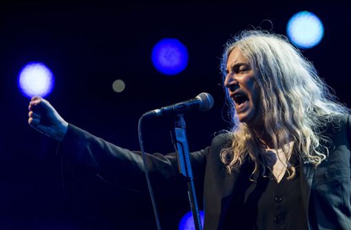 Patti Smith singt im Sommer auch in Stuttgart Foto: dpa/Jean-Christophe Bott