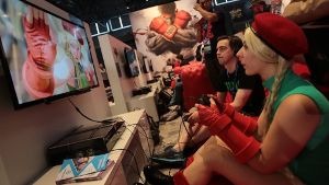 Eine Besucherin der Gamescom testet  ein Computer Spiel auf der Sony Playstation. Foto: dpa