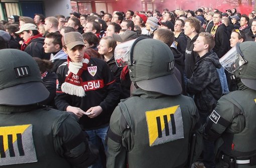 Szenen eines Derbys: Die Polizei hatte beim letzten Aufeinandertreffen im Jahr 2009 alle Hände voll zu tun Foto: Baumann