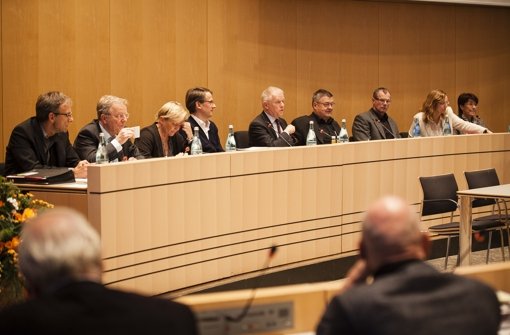 Wer wird Matthias Hahn (Sechster von links) auf der Bürgermeisterbank im Stuttgarter Rathaus ersetzen? Die Suche läuft, die  Stelle ist jetzt ausgeschrieben Foto: Lichtgut/Leif Piechowski