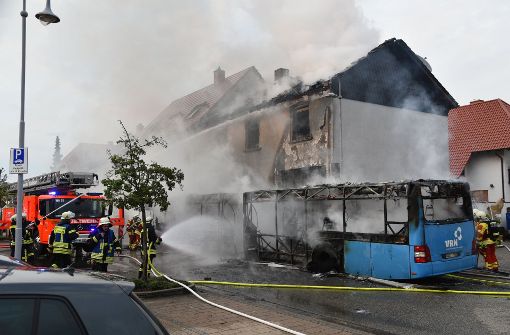 Die Flammen machten das Haus einer dreiköpfigen Familie unbewohnbar. Foto: dpa