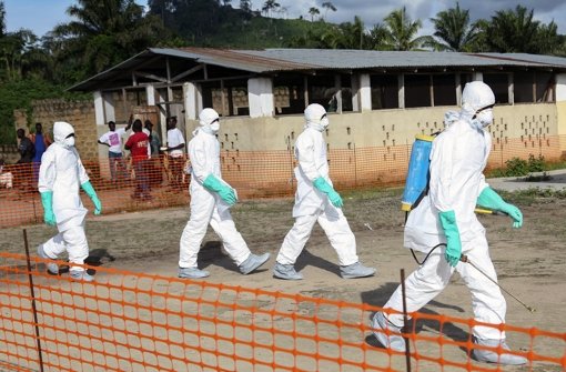 Krankenhauspersonal in Ebola-Schutzanzügen in Sierra Leone Foto: dpa