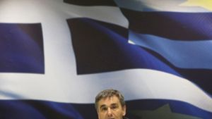 Der griechische Finanzminister Euklid Tsakalotos teilt mit, dass sich Griechenland und seine Gläubiger auf neue Sparmaßnahmen geeinigt hätten. Foto: AP