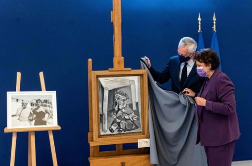 Der französische Wirtschaftsminister  Minister Bruno Le Maire und die Kulturministerin Roselyne Bachelot enthüllen das Picasso-Gemälde  „Enfant à la sucette assis sous une chaise“ im Pariser Picasso-Museum. Foto: AFP/Come Sittler
