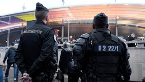 Französische Polizisten stehen vor dem Pariser Stadion Stade de France. Hier findet am 10. Juni das Eröffnungsspiel zwischen Frankreich und Rumänien statt. Foto: dpa