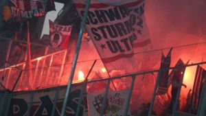 Stuttgarter Ultras schlagen auf Gladbach-Fans ein