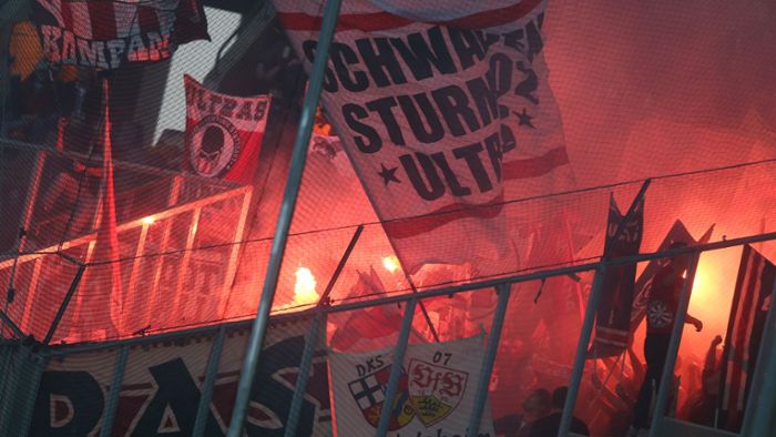 Stuttgarter Ultras schlagen auf Gladbach-Fans ein