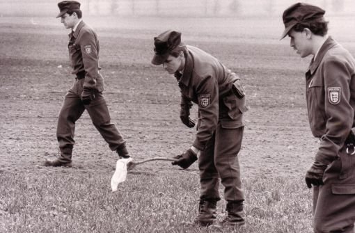 Spurensuche im März 1987 auf dem Schmidener Feld: Der Mörder hatte hier Kleidungsfetzen des Opfers verstreut – und dabei offenbar eigene winzige DNA-Spuren hinterlassen Foto: Kern