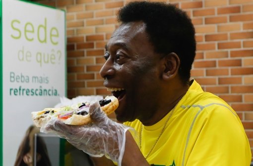 Pelé hat keine Lust auf Losfee - zu groß wäre die Enttäuschnung, wenn der brasilianische Jahrhundertfußballer seinem Land schwierige Gegner zulosen könnte. Da beißt der 73-Jährige doch schon lieber in ein Sandwich. Gemeinsam mit ... Foto: Getty Images South America