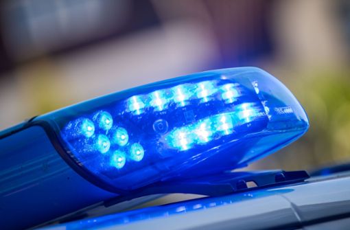Wie die Polizei berichtet, ist ein 56-jähriger Autofahrer ums Leben gekommen bei einem Unfall im Kreis Ravensburg (Symbolbild). Foto: picture alliance/dpa/Lino Mirgeler