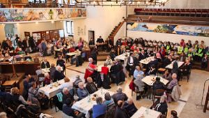 Mehr als 150 Menschen kamen am Samstag in der Pauluskirche zusammen, um gemeinsam zu essen und miteinander ins Gespräch zu kommen. Foto: Bernd Zeyer