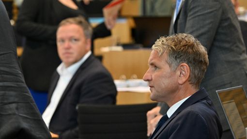 Der thüringische CDU-Chef Mario Voigt (im Hintergrund) fordert den Landesvorsitzenden der AfD, Björn Höcke, zum TV-Duell. Foto: dpa/Martin Schutt