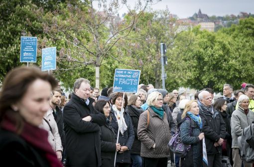 Zahlreiche Menschen sind zur Demo für freie Wissenschaft auf den Stuttgarter Schlossplatz gekommen. Foto: 7aktuell.de/Andreas Friedrichs