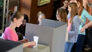 Dieses Jahr gibt es so viele Erstwähler bei der Kommunalwahl wie nie zuvor - erstmal dürfen auch 16-Jährige an die Urnen. Foto: dpa