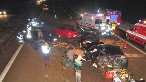 Rettungskräfte stehen am Samstag an einer Unfallstelle auf der Autobahn A2 bei Schackensleben (Sachsen-Anhalt). Sechs Menschen sind bei dem schweren Unfall verletzt worden - geholfen haben vorbeifahrende Autofahrer nicht. Foto: Polizei/dpa