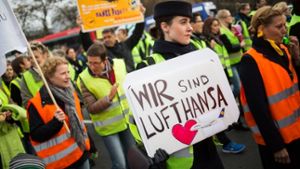 Ein Bild aus der vergangenen Woche: Flugbegleiter der Lufthansa streiken Foto: dpa