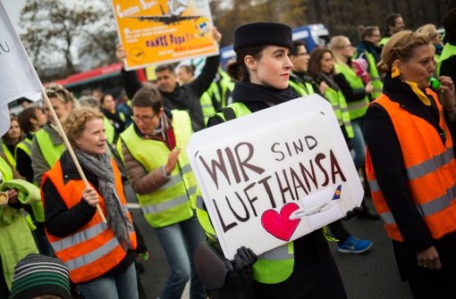 Ein Bild aus der vergangenen Woche: Flugbegleiter der Lufthansa streiken Foto: dpa