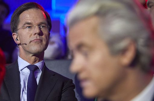 Der niederländische Ministerpräsident Mark Rutte (links) und der Rechtspopulist Geert Wilders nehmen in Den Haag am letzten TV-Duell vor den Parlamentswahlen teil. Foto: HH Pool/AP
