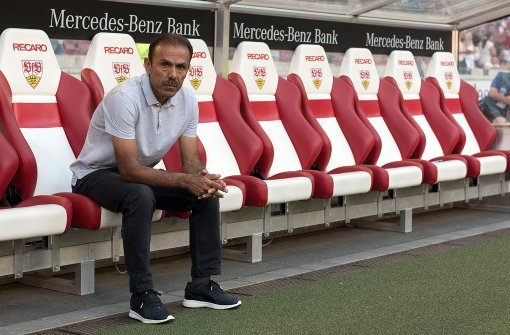Jos Luhukay ist zurückgetreten: Fußball-Zweitligist VfB Stuttgart benötigt schon wieder einen neuen Trainer. Foto: dpa