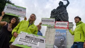 In Berlin wird am Rande des Dieselgipfels protestiert. Foto: dpa