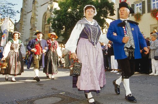 Die schwäbische Tracht mit Schwabenspiegel beim Mann und Mieder bei der Frau. Foto: Stuttgart Marketing