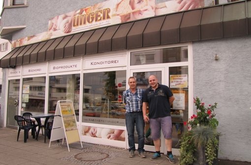 Theo (links) und Thomas Unger vor ihrem Hauptgeschäft an der Kirchheimer Straße in Sillenbuch. Foto: Eveline Blohmer