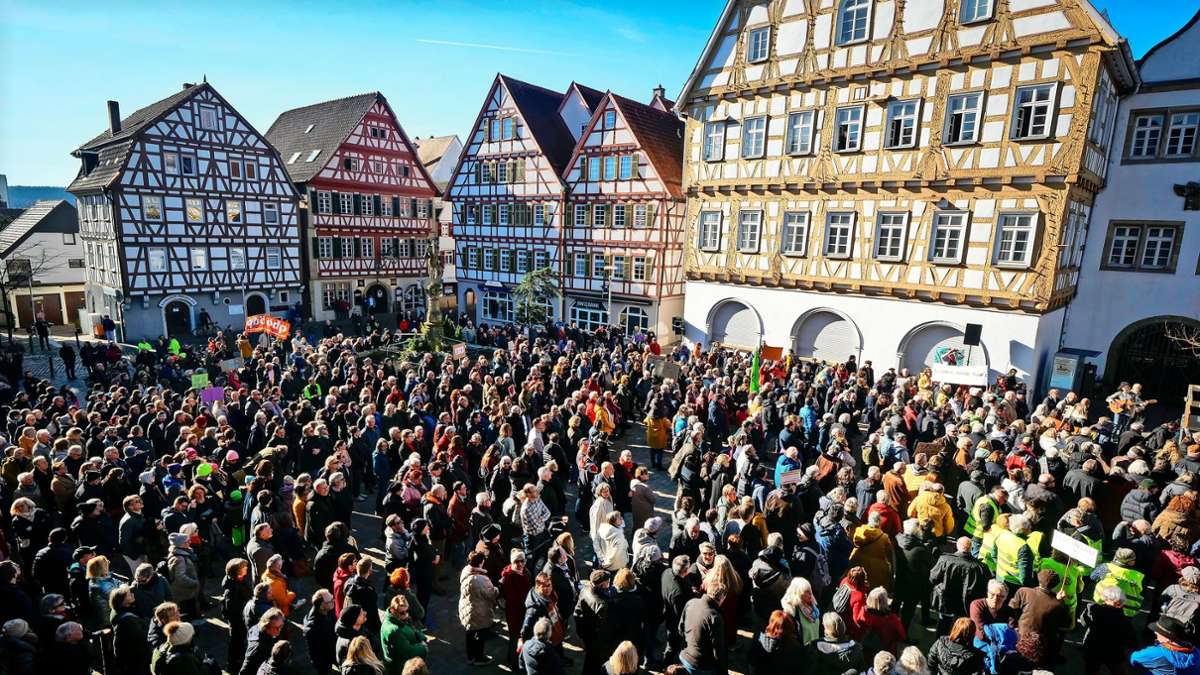 Demonstration mit Zug zum Rathaus: Leonberger setzen Zeichen gegen rechts