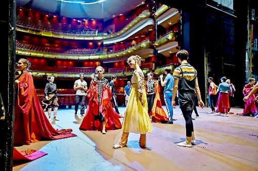 Bühnenprobe zu „Romeo und Julia“ mit Alicia Amatriain im gelben Kleid als Julia im Esplanade-Theatre in Singapur Foto: Roman Novitzky