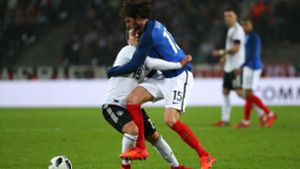 Deutschlands Mario Götze (links) und und Frankreichs Adrien Rabiot im Zweikampf um den Ball Foto: dpa
