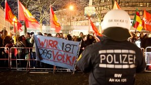Etwa 500 Personen haben gegen die Pegida-Bewegung am Dienstag in Karlsruhe demonstriert. Ihnen gegenüber standen laut Polizei etwa 200 Pegida-Anhänger. Foto: dpa