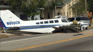 In den USA ist ein Kleinflugzeug mitten in einem Ort gelandet. Foto: Screenshot/St. Pete Police/twitter