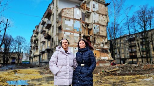 Anastasia Owcharenko und ihre Tochter Maryna: Sie haben einen russischen Angriff mit viel Glück überlebt. Foto: Cedric Rehman