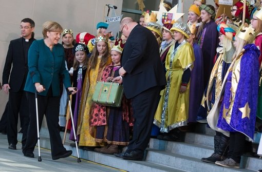 Bundeskanzlerin Angela Merkel (CDU) empfängt im Bundeskanzleramt in Berlin jeweils vier Sternsingern aus allen 27 deutschen Diözesen. Merkel muss wegen ihrer Ski-Verletzung an Krücken gehen. Foto: dpa